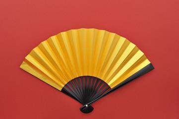 赤バックに金扇子
