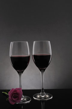 ワイングラスと薔薇