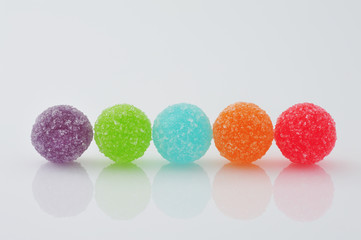 横一列に並んだポップでカラフルなキャンディー