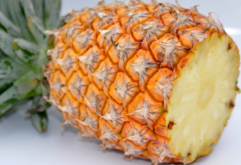 ananas frais entier et coupe transversale