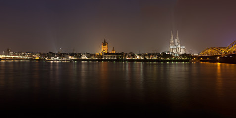 Fototapeta na wymiar Köln zwischen den Brücken