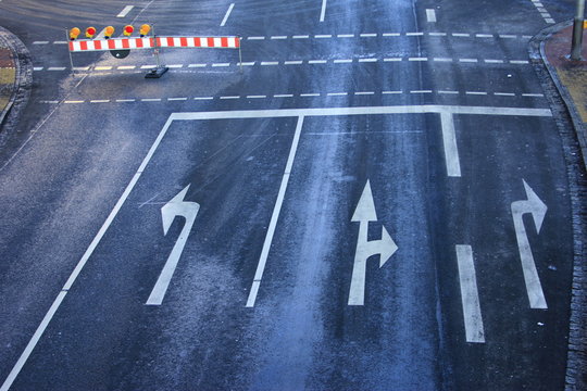 Richtungspfeile auf einer Bundesstra&szlig;e