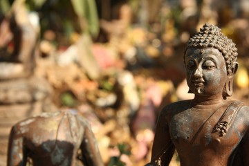 Bouddha et Boudhha sans tête