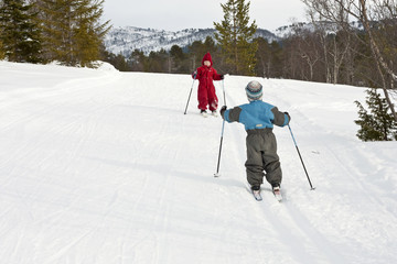 Fototapeta na wymiar Szczęśliwa małe spotkanie dzieci w tras narciarskich