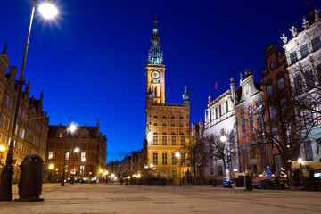 Fototapeta na wymiar Niesamowita architektura starego miasta w Gdańsku w nocy, Polska.