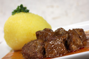 Gulasch mit Knödel