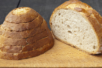 Świeży polski chleb na stole