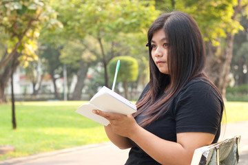 Obraz premium Women are thinking and writing..