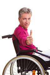 Senior im Rollstuhl hält Daumen hoch