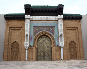 Fototapeta na wymiar Drzwi do pałacu królewskiego w Casablanca - Maroko