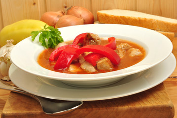 Gulaschsuppe mit roten Paprikastreifen