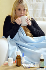 Junge Frau krank auf Sofa