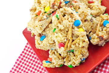 Peanut Butter Pretzel Crispy Bars