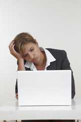 business Frau am computer müde