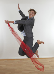 Frau springt mit rotem band