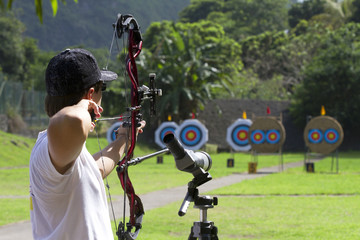 Archer tirant sur cible avec un arc à poulies