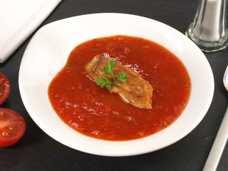 Tomatensuppe mit Fischfilet