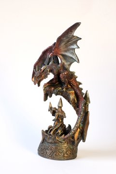 Drachenfigur mit Schloss