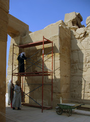 Ouvriers-maçons dans un temple égyptien. © moramora