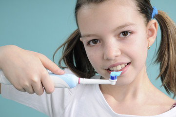 adolescent washing teeth with toothpaste