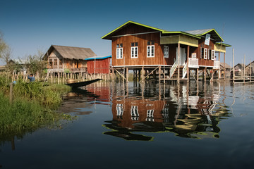 Piroque devant les pilotis - lac Inle - Birmanie