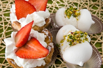 meringhe, fragole, panna e pistacchi