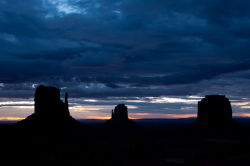Monument valley cloudy early sunrise