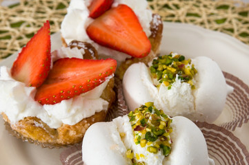 meringhe,fragole,panna,pistacchi