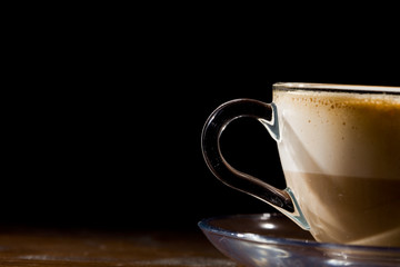 Cappuccino su tavolo di legno