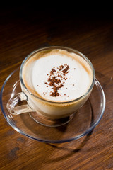 Cappuccino su tavolo di legno