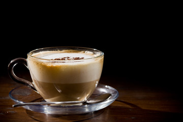 Cappuccino su tavolo di legno