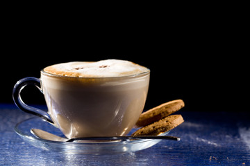 Cappuccino su tavolo di vetro blu