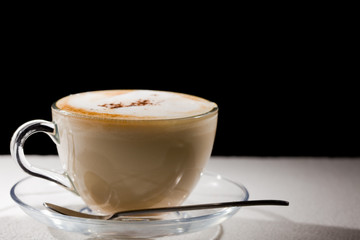 Cappuccino su tovolo bianco