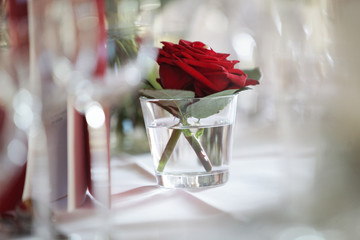 tischdekoration bei einer hochzeitsfeier,rote rosen
