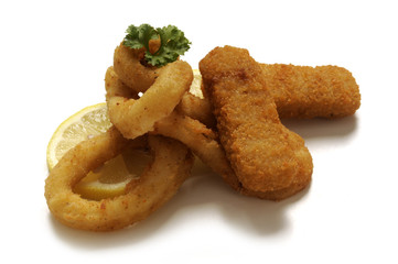 Bastoncini di merluzzo e calamari fritti