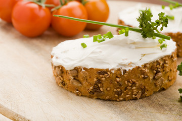Pane ai cereali con creme fraiche