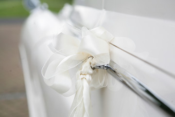 schleife,dekoration an hochzeitsauto