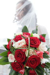 braut mit brautstrauß in der hand