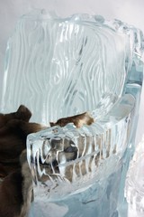 sculpture de glace: chaise et fourrure