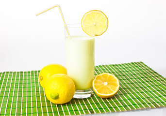 Trinkjoghurt Zitrone, Zitronenshake im Glas mit Zitronen