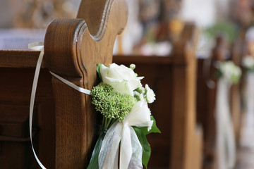 blumendekoration in der kirche bei hochzeit