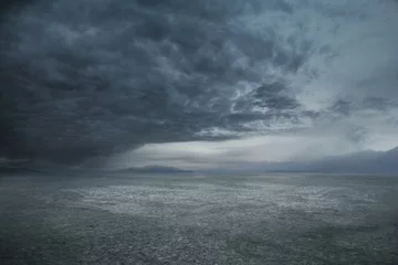 Rolgordijnen Stormachtig weer en donkere wolken © konradbak