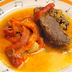plato carne con pimientos rojos asados