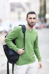Mann mit Rucksack und grünem Pulli