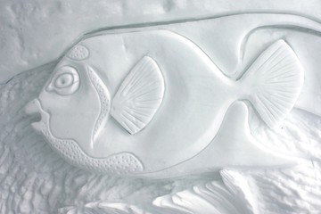 poisson sculpté dans la neige
