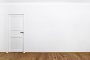 Tür in weißer Wand