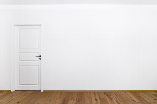 T&uuml;r in wei&szlig;er Wand