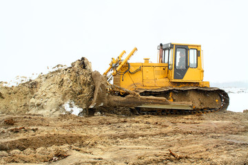 A yellow bulldozer working in the winter © Dzmitry Halavach