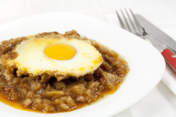 Stew with onion, egg and sausages