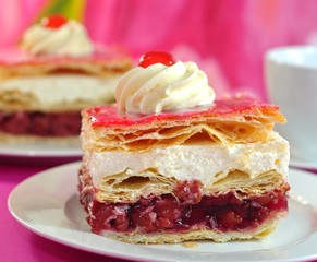 Sahnetorte mit Kirschen